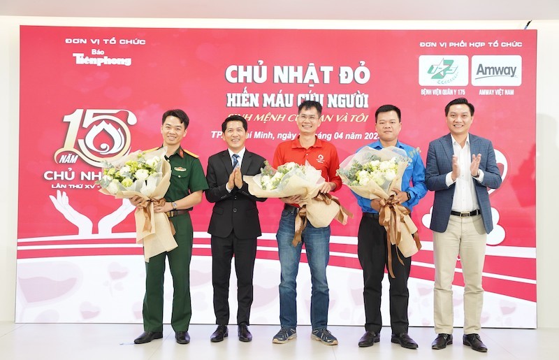 dai-dien-amway-viet-nam-tang-hoa-cam-on-cac-doi-tac-trong-chuong-trinh-chu-nhat-do-1682087212.JPG