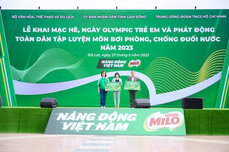 hinh-anh-ho-tro-dua-trong-bai-ba-tran-thi-chinh-dai-dien-nestle-milo-trao-qua-cho-cac-don-vi-truong-hoc-1685180991.jpg