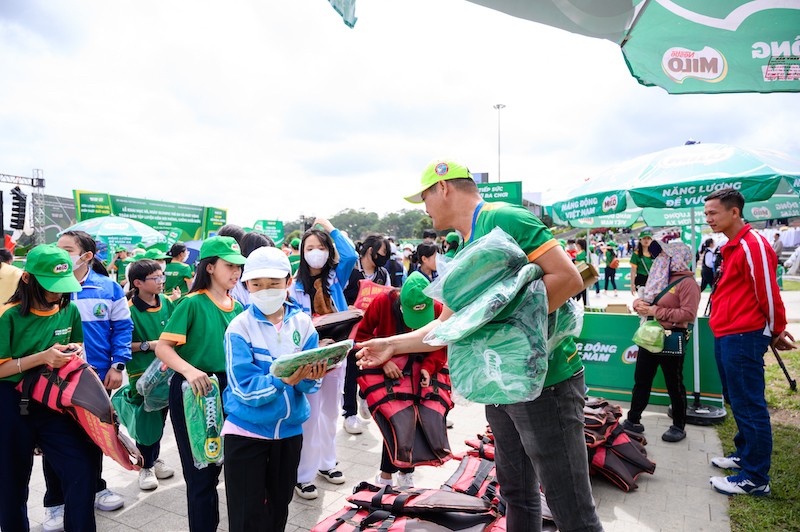 nestle-milo-tich-cuc-huong-ung-chung-tay-trong-nhieu-san-choi-the-thao-voi-vai-tro-la-nha-tai-tro-ve-cong-tac-to-chuc-sua-va-nuoc-uong-cho-giai-dau-1-1685181936.jpg