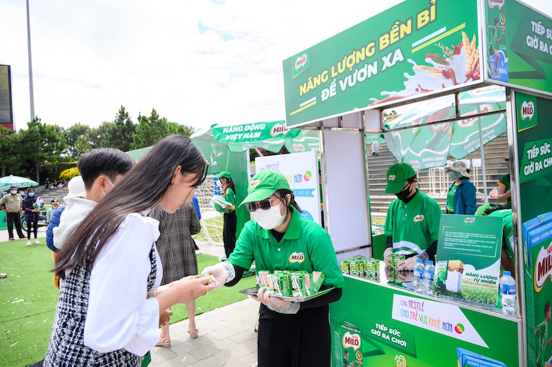 nestle-milo-tich-cuc-huong-ung-chung-tay-trong-nhieu-san-choi-the-thao-voi-vai-tro-la-nha-tai-tro-ve-cong-tac-to-chuc-sua-va-nuoc-uong-cho-giai-dau-1685181090.jpg