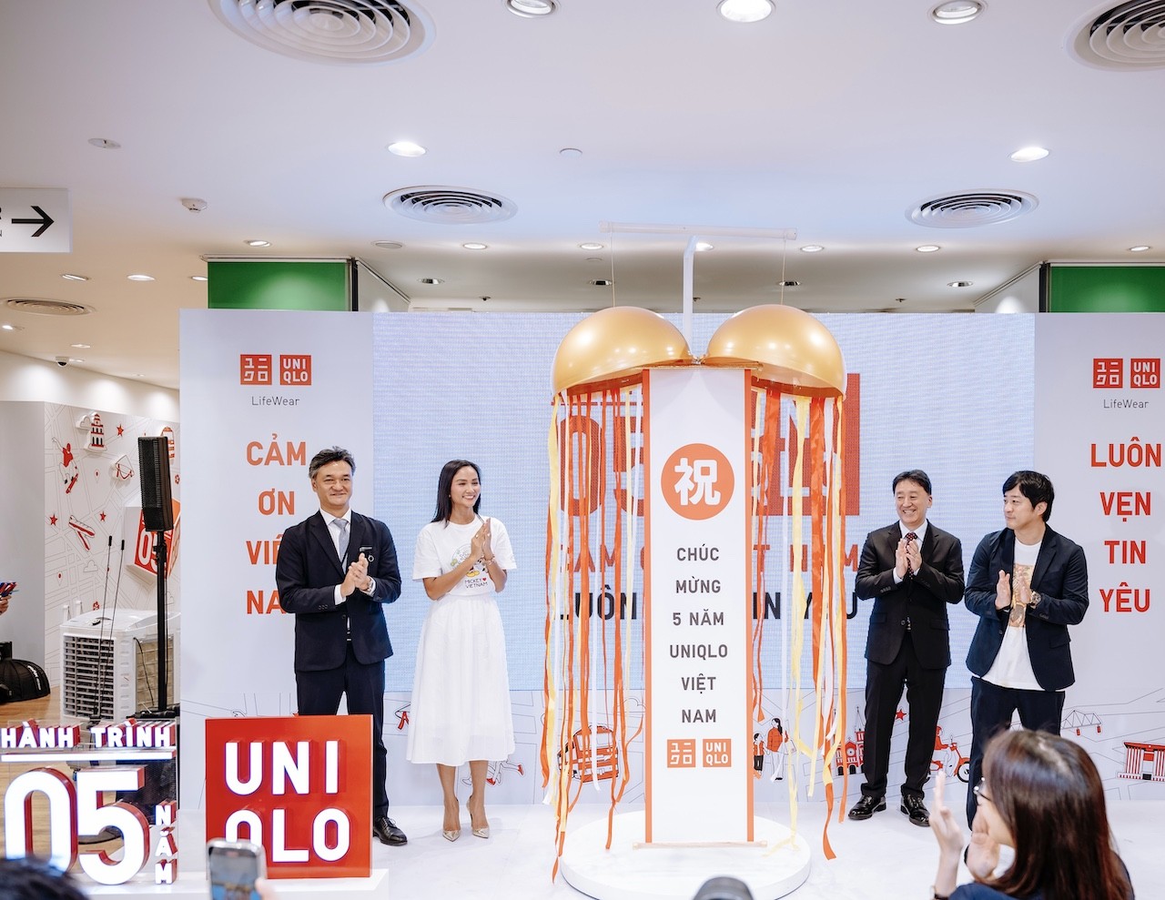 uniqlo-ky-niem-cot-moc-5-nam-tai-viet-nam-1732684977.jpg