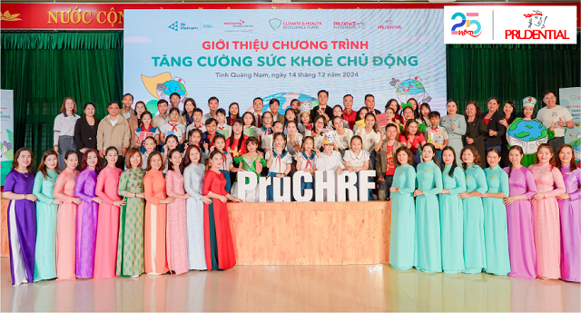 dai-dien-prudential-chinh-quyen-dia-phuong-doi-tac-thay-co-giao-hoc-sinh-chup-anh-luu-niem-sau-chuong-trinh-1736610012.png