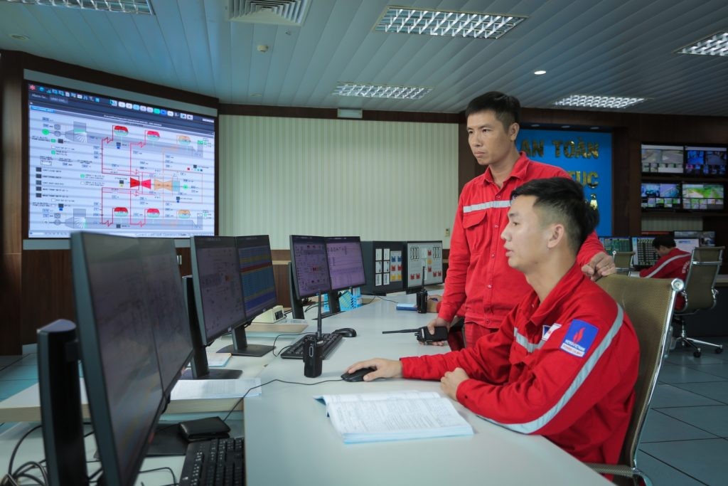 nguoi-lao-dong-pv-power-ap-dung-chuyen-doi-so-trong-cong-viec-1747456577.jpg