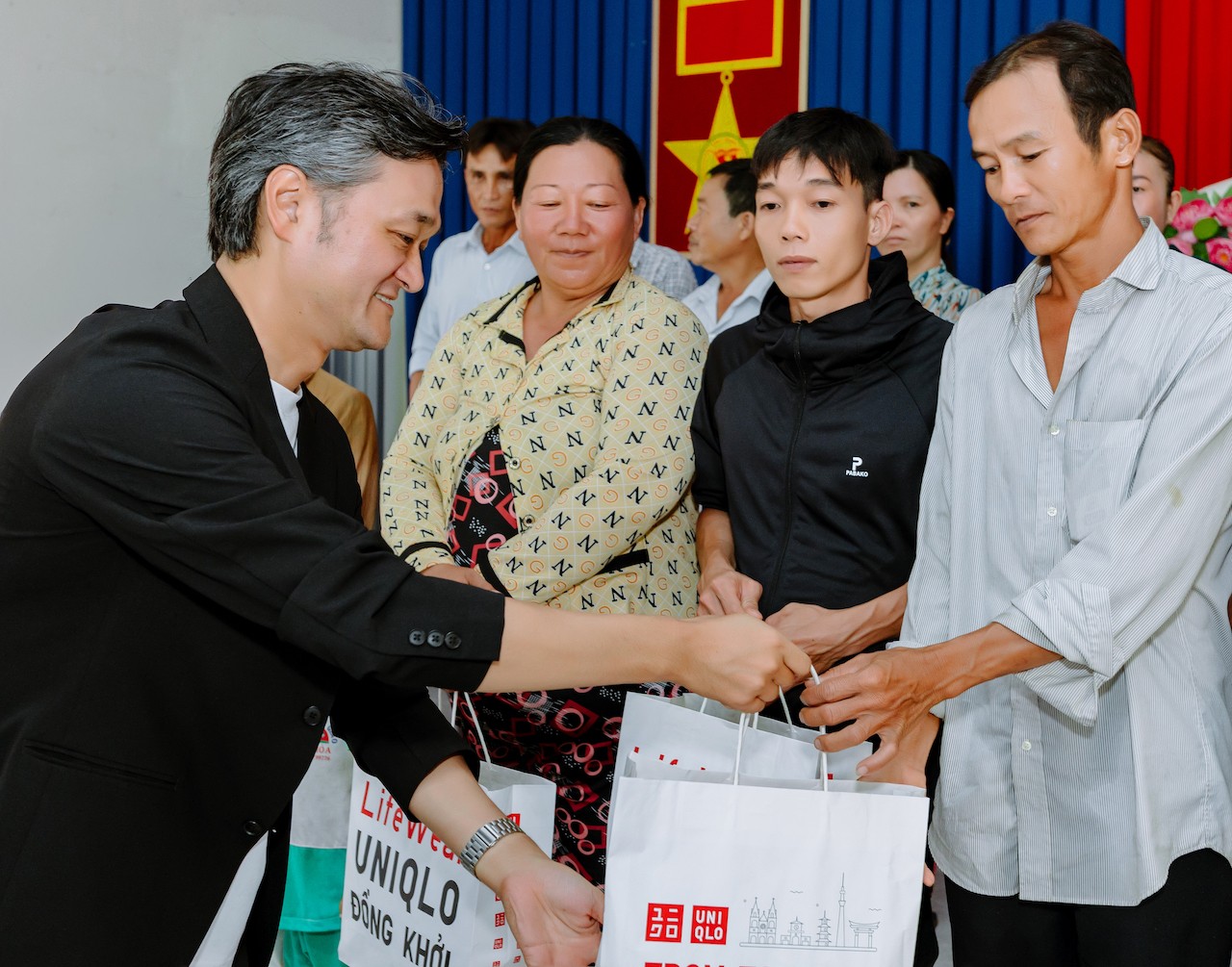 uniqlo-trao-tang-gan-1000-san-pham-quan-ao-thuoc-chuong-trinh-reuniqlo-cho-cac-ho-dan-xa-long-hoa-huyen-chau-thanh-tinh-tra-vinh-1-1747829629.jpg