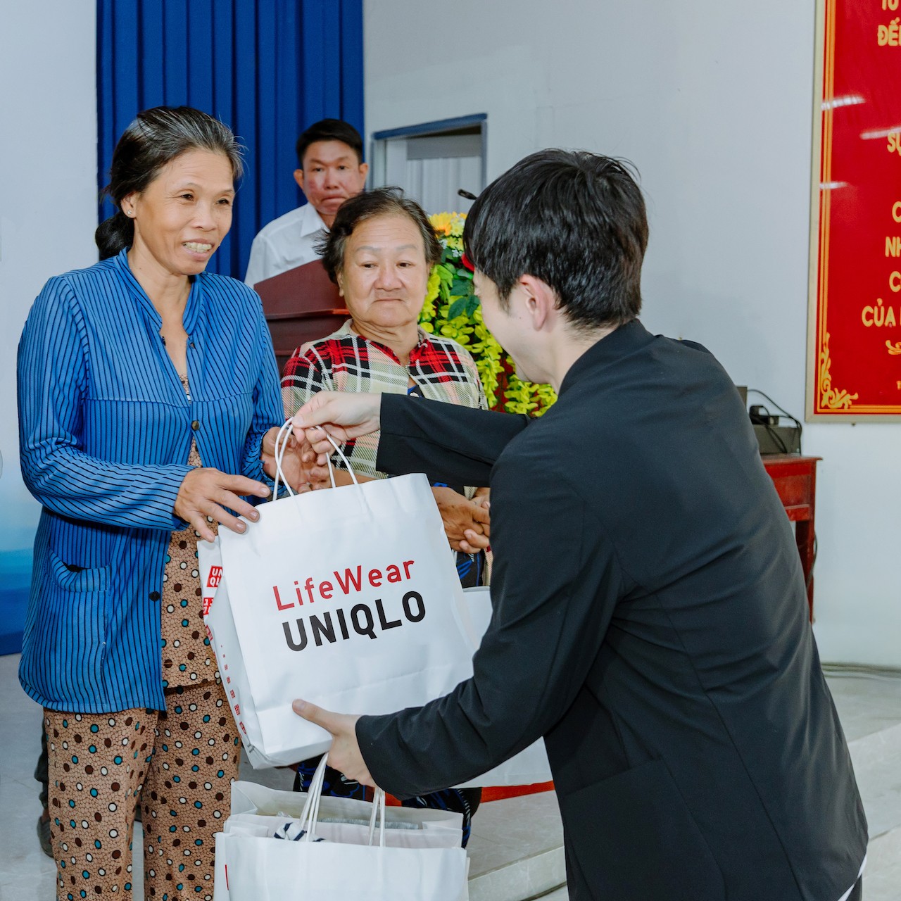uniqlo-trao-tang-gan-1000-san-pham-quan-ao-thuoc-chuong-trinh-reuniqlo-cho-cac-ho-dan-xa-long-hoa-huyen-chau-thanh-tinh-tra-vinh-1747829674.jpg