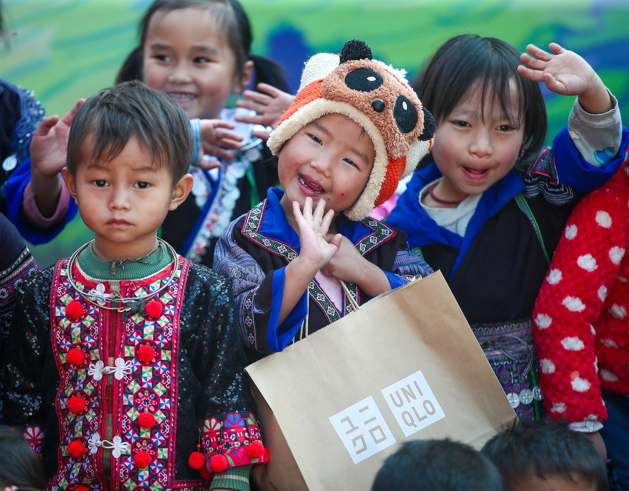 tinh-den-nay-hon-46000-san-pham-tu-du-an-da-duoc-gui-den-cac-khu-vuc-kho-khan-nhu-nguoi-dan-o-vung-lu-mien-trung-hoc-sinh-o-vung-cao-cua-dien-bien-son-la-ha-giang-va-can-gio-tra-vinh-1750341072.jpg