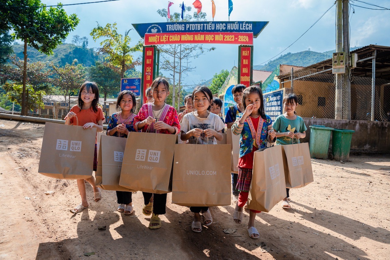tinh-den-nay-hon-46000-san-pham-tu-du-an-da-duoc-gui-den-cac-khu-vuc-kho-khan-nhu-nguoi-dan-o-vung-lu-mien-trung-hoc-sinh-o-vung-cao-cua-dien-bien-son-la-ha-giang-va-can-gio-tra-vinh2-1750341283.jpg