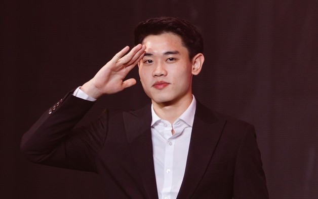 Đình Bắc được Hoà Minzy công khai ôm ngay trên sân khấu