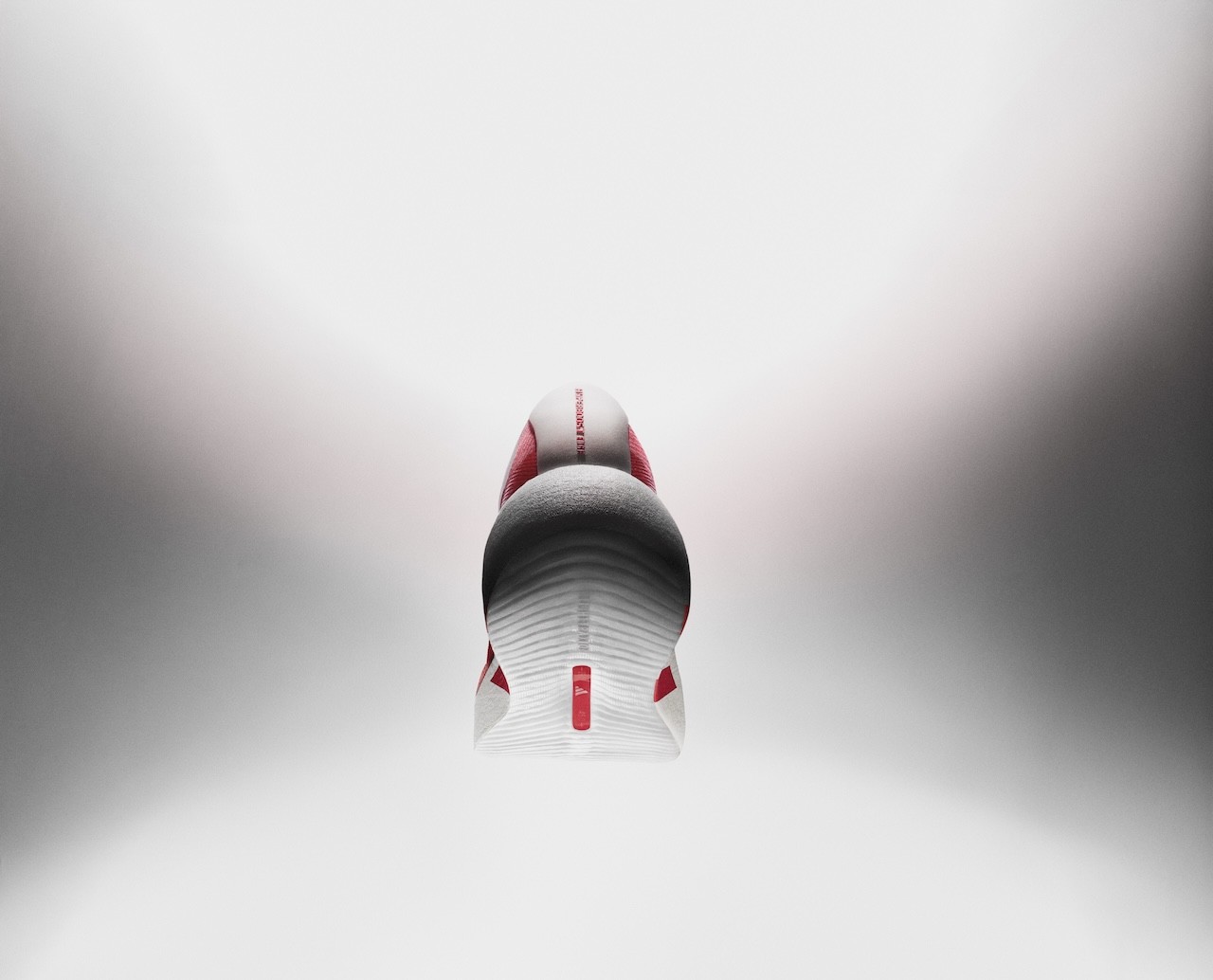 adidas ra mắt Hyperboost Edge, giày chạy bộ siêu nhẹ chỉ 255 gram