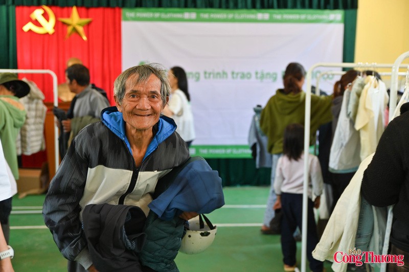 'Phiên chợ 0 đồng' giữa đại ngàn mang ấm áp đến đồng bào Giẻ Triêng