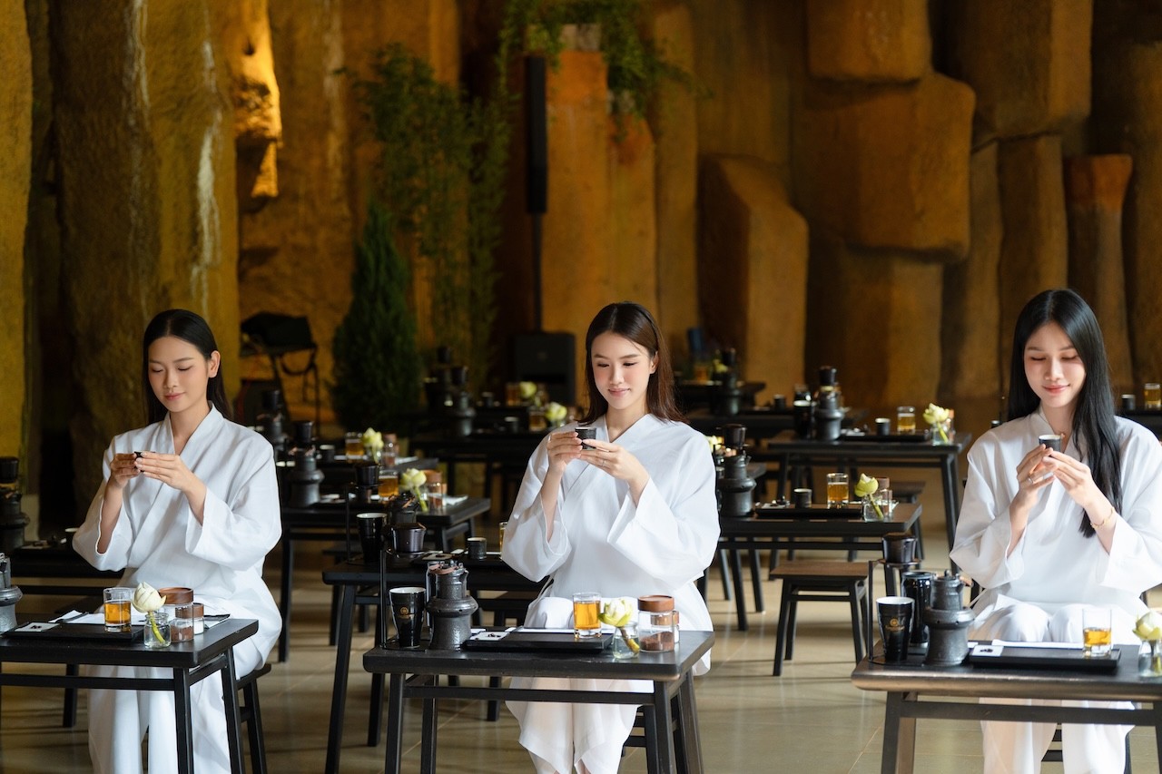 Phương Linh, Mỹ Anh cùng các người đẹp gây bất ngờ tại diễn đàn cà phê quốc tế