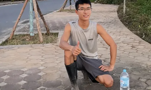 Chàng trai ngày nào cũng mang cuốc, xẻng ra đường làm điều không ai ngờ đến