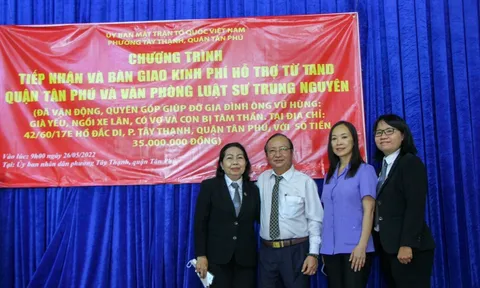 TAND quận Tân Phú cùng với VPLS Trung Nguyên tặng quà gia đình khó khăn