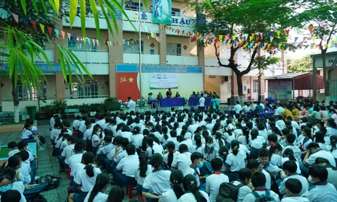 Học sinh hào hứng với cách tuyên truyền pháp luật thực tế, sinh động