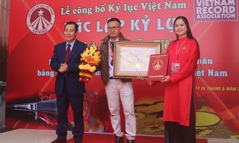 Xác lập kỷ lục Việt Nam “Nghệ sĩ vẽ tranh trình diễn trên sân khấu bằng nhiều loại hình và chất liệu nhất Việt Nam” cho Nguyễn Tiến