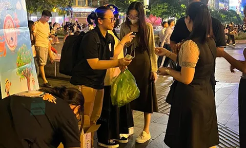 Bán hàng gây quỹ, sinh viên làm dự án "Cam Hỏi" hỗ trợ cho các bệnh nhi có hoàn cảnh khó khăn