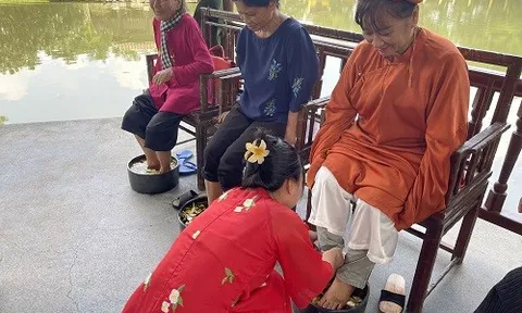 Bảo tàng Áo dài TP HCM tổ chức trải nghiệm ngâm chân thảo dược Mùa Vu Lan