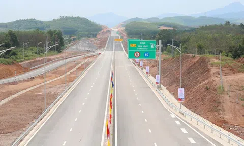 Cận cảnh cao tốc Bùng - Vạn Ninh trong ngày thông xe kỹ thuật