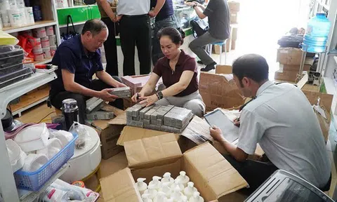 Phát hiện hàng trăm sản phẩm mỹ phẩm nhập lậu tại một cửa hàng nổi tiếng ở Quảng Bình