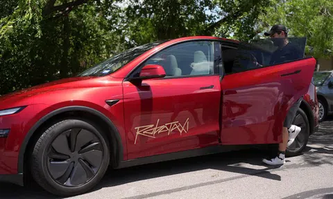 Robotaxi của Tesla bắt đầu chở khách