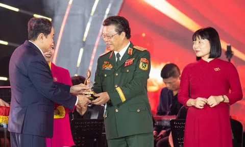 Chủ tịch Quốc hội trao giải cuộc vận động sáng tác ca khúc về Quốc hội và HĐND