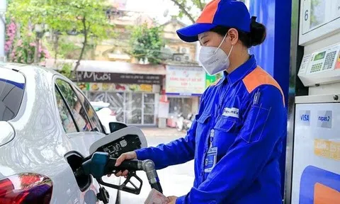Giá xăng tiếp tục giảm