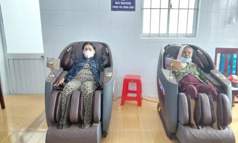 Một địa phương trang bị máy massage phục vụ người dân đến làm thủ tục hành chính
