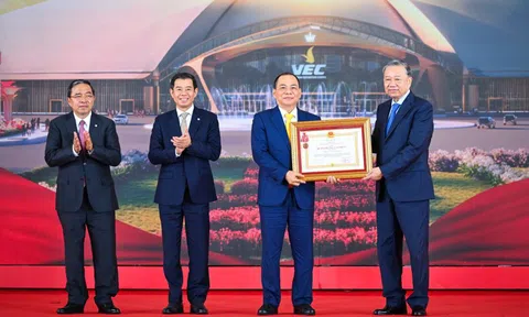 Tập đoàn Vingroup được trao Huân chương Lao động hạng Nhất