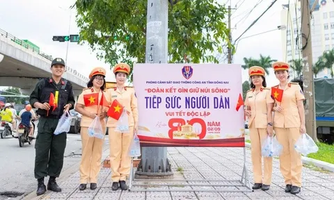 Hình ảnh đẹp: CSGT Đồng Nai phát cờ Tổ quốc, nước suối miễn phí cho người dân