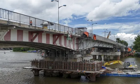Cầu 11.000 tấn ở TP.HCM được kỹ sư Việt nâng bằng kích thủy lực