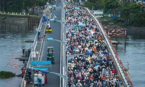 Vì sao xe máy vẫn được chạy trên cầu Bình Triệu 1 đang thi công