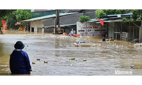 Hàng trăm ngôi nhà bị nhấn chìm, nhiều bản làng cô lập vì lũ lớn