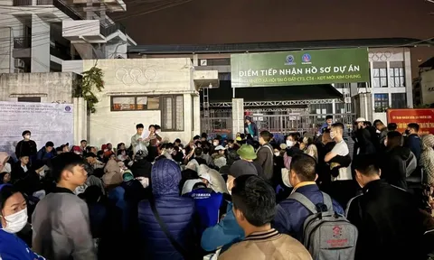 Vật vã xuyên đêm chờ nộp hồ sơ mua nhà xã hội