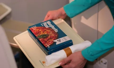 Vietnam Airlines bắt đầu bán pizza 4P's trên các chuyến bay, giá 119.000 đồng cho nửa cái