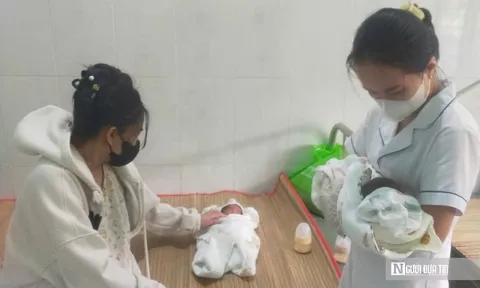 Phút sinh tử trong lũ: Xe chuyên dụng đưa sản phụ sinh đôi ra khỏi vùng nguy hiểm ở Lâm Đồng