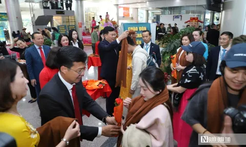 Du khách đến Lâm Đồng ngày đầu năm 2026 được lãnh đạo tỉnh tặng quà