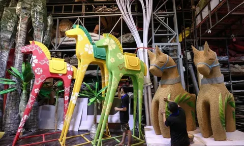 Chiêm ngưỡng linh vật ngựa Thánh Gióng cao gần 7m của Tp.HCM trước giờ “lên phố” Nguyễn Huệ