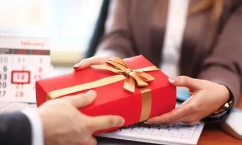 Thủ tướng: Nghiêm cấm dùng công quỹ biếu quà Tết cho lãnh đạo các cấp