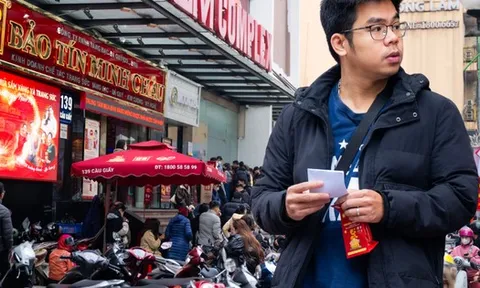 Cảnh lạ trên phố Cầu Giấy những ngày này: Người dân xếp hàng từ sáng sớm, cửa hàng giới hạn số lượng đón tiếp