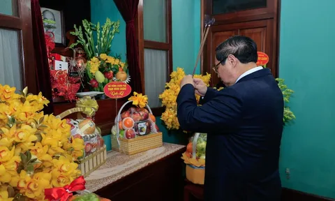 Thủ tướng Phạm Minh Chính dâng hương tưởng nhớ Chủ tịch Hồ Chí Minh