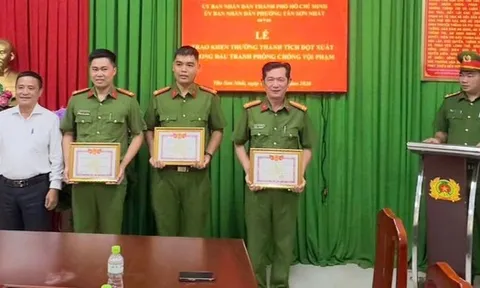 Khen thưởng cá nhân, tập thể công an phá nhanh vụ cướp ngân hàng