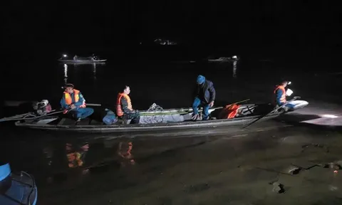 Vụ lật đò chở 7 người: Xuyên đêm tìm nạn nhân mất tích