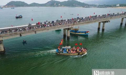 Hàng ngàn người dân Đắk Lắk đội mưa xem lễ hội sông nước Đà Nông