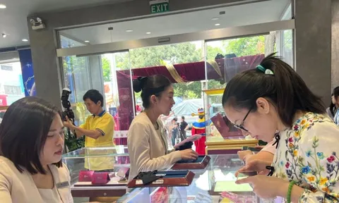 Nhiều người ngỡ ngàng vì mua được vàng quá dễ dàng