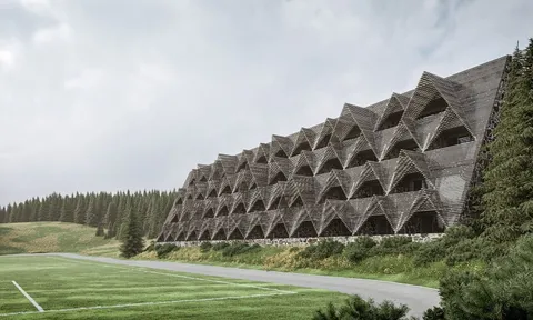 Kết cấu gỗ phủ kín mặt tiền khách sạn ở Slovenia