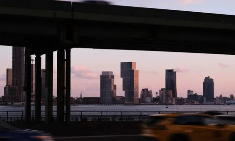 Những khối hộp xếp chồng lên nhau ven bờ sông ở New York