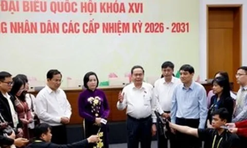 Chủ tịch Quốc hội thăm, động viên phóng viên báo chí tác nghiệp bầu cử tại Nhà Quốc hội