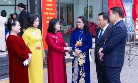 Chủ tịch MTTQ Việt Nam Bùi Thị Minh Hoài hòa vào dòng người đi bỏ phiếu