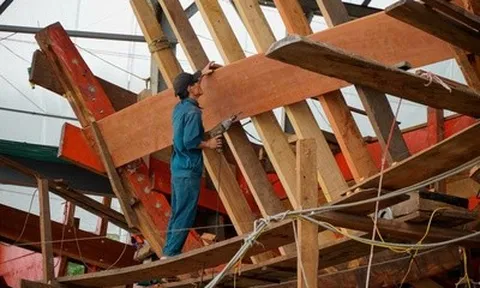 Làng đóng tàu 700 năm tuổi chao đảo trước “sóng gió” thị trường