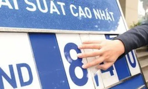 Lãi suất tiết kiệm thực tế vượt xa mức công bố: Có ngân hàng niêm yết 3,5% nhưng nhân viên chào khách hơn 7%